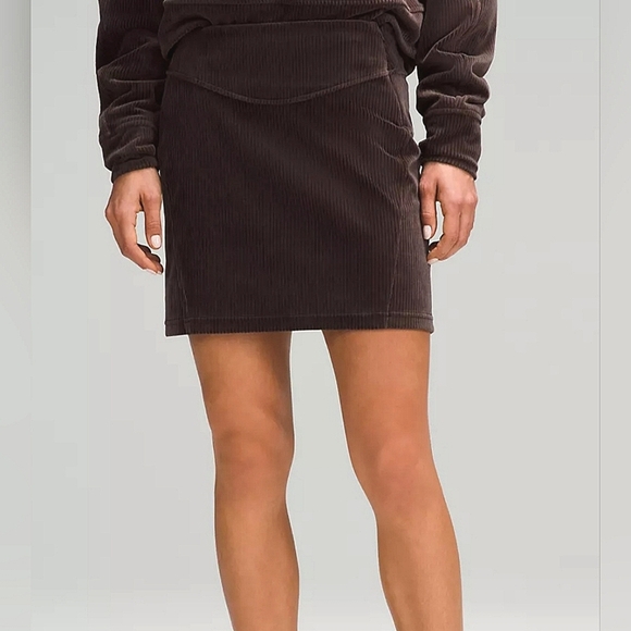 LULULEMON Scuba Mid-Rise Mini Skirt Velvet Cord Espresso. Size 2 NWT - Picture 2 of 5
